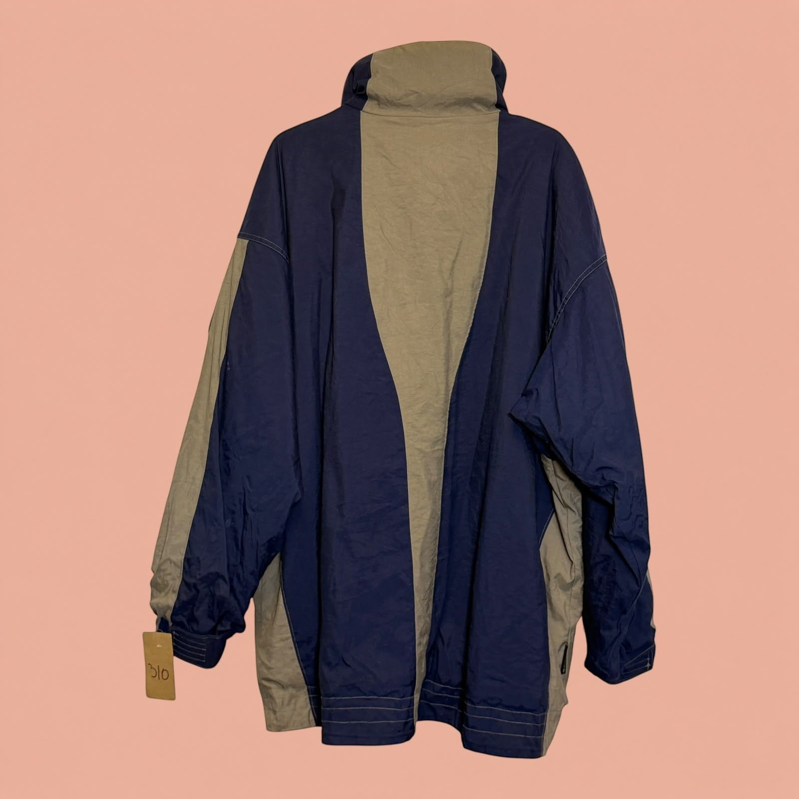 Chaqueta cortavientos Tuclosetrenovado.cl de hombre en azul marino y beige, diseño de bloques de color con cuello alto