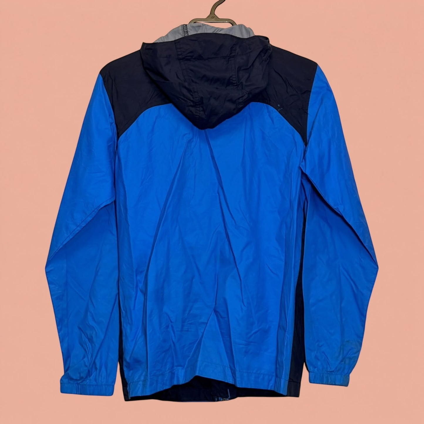 Chaqueta cortavientos Tuclosetrenovado.cl azul y negra con capucha, estilo deportivo de segunda mano