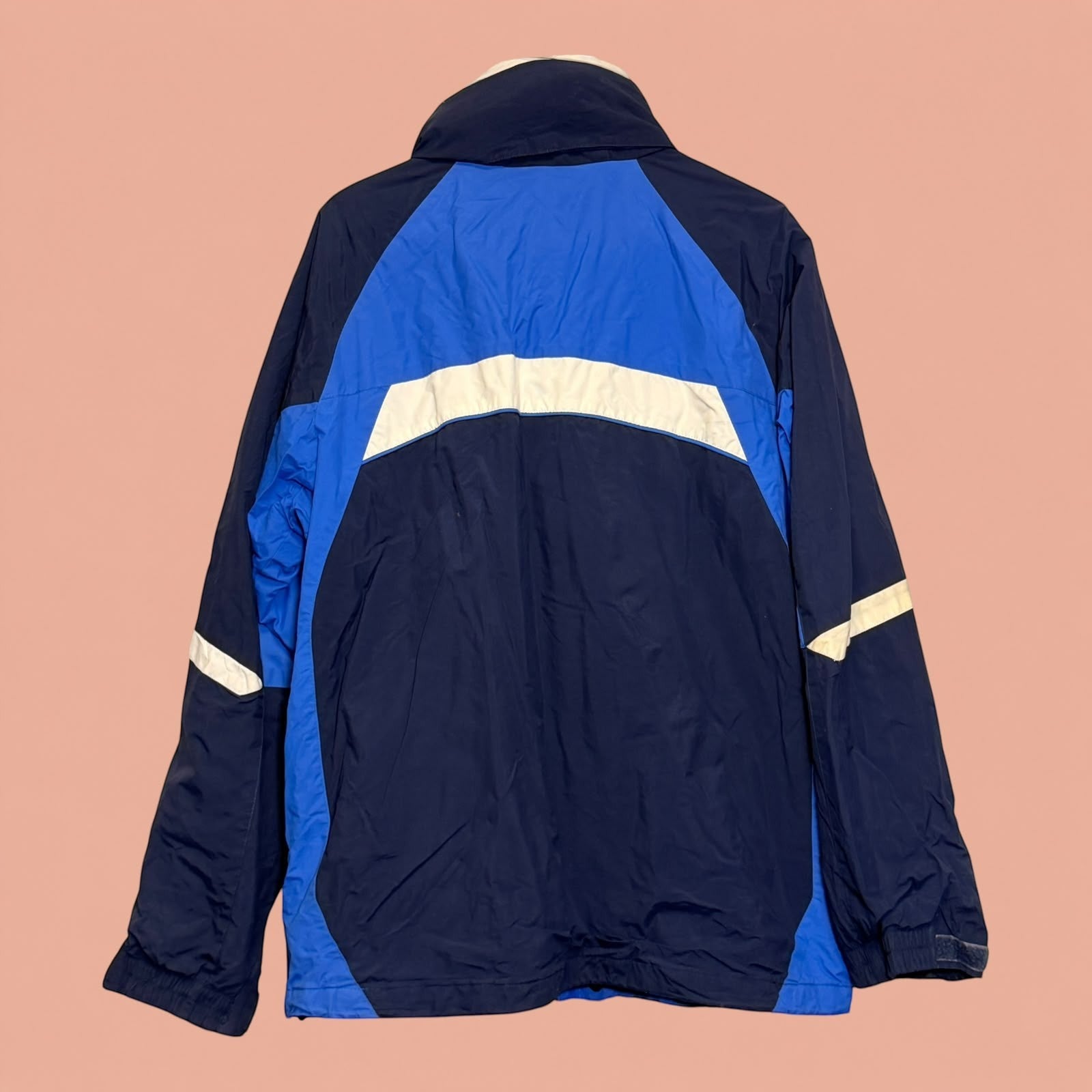 Chaqueta cortavientos Tuclosetrenovado.cl para hombre en azul marino y azul brillante con detalles en blanco