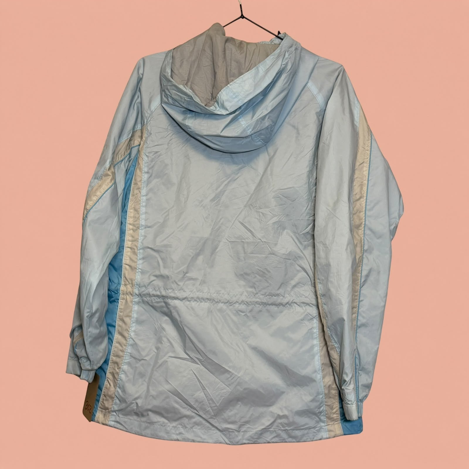 Chaqueta cortavientos Columbia de segunda mano en color azul claro con capucha y detalles en beige de Tuclosetrenovado.cl
