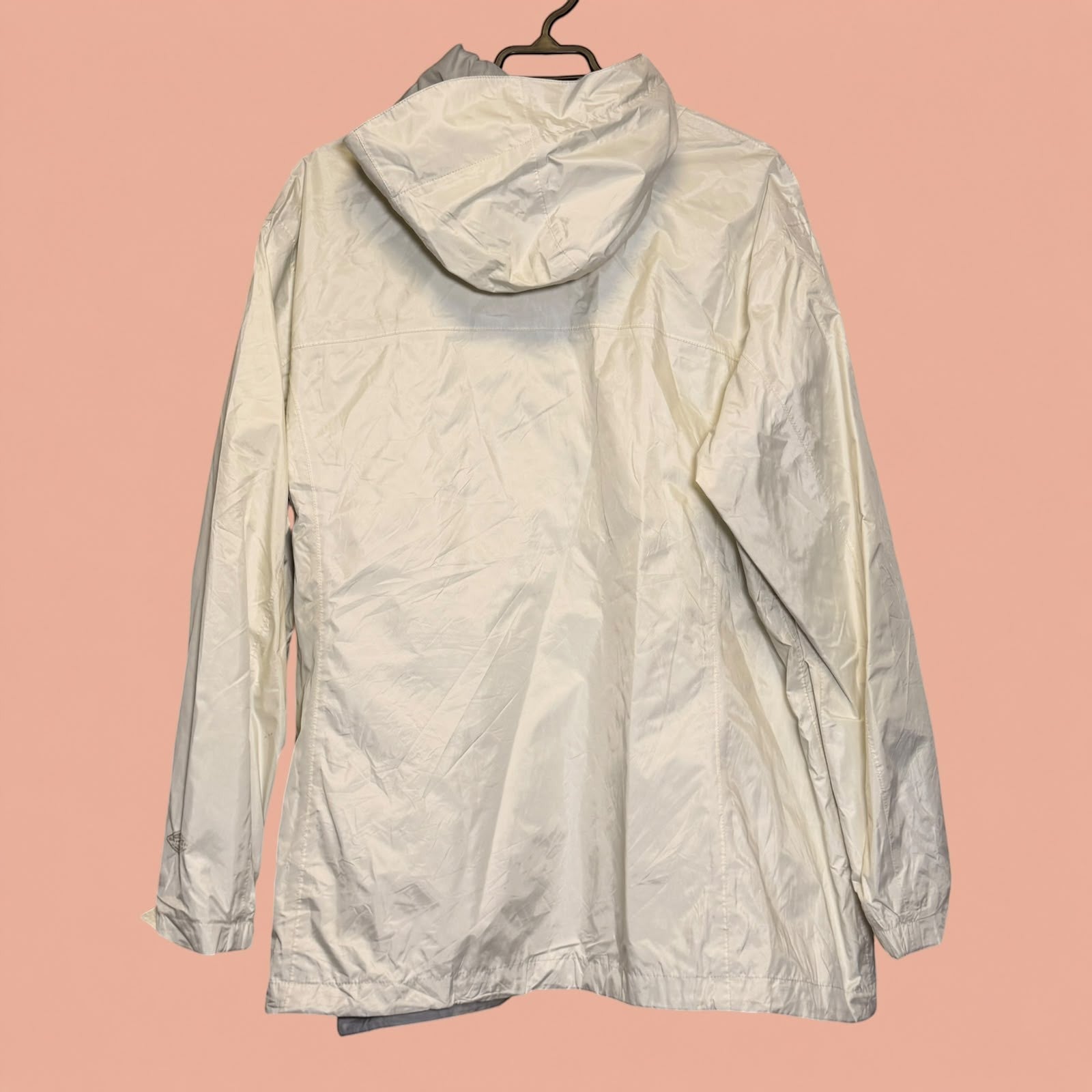 Chaqueta cortavientos beige de hombre Tuclosetrenovado.cl con capucha, vista trasera