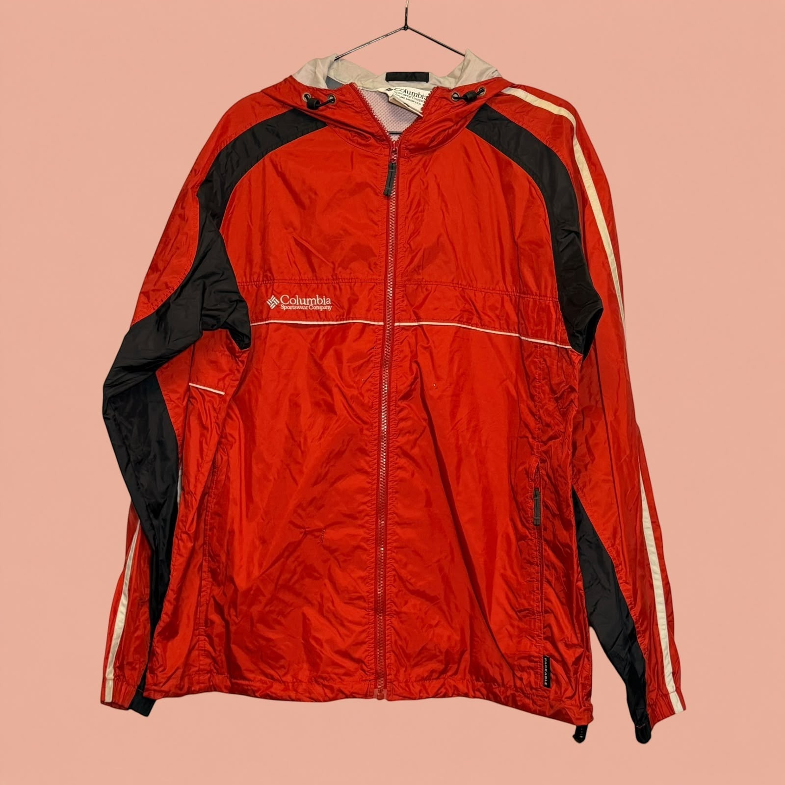 Chaqueta cortavientos Columbia de segunda mano para hombre en color rojo con detalles negros y blancos de Tuclosetrenovado.cl