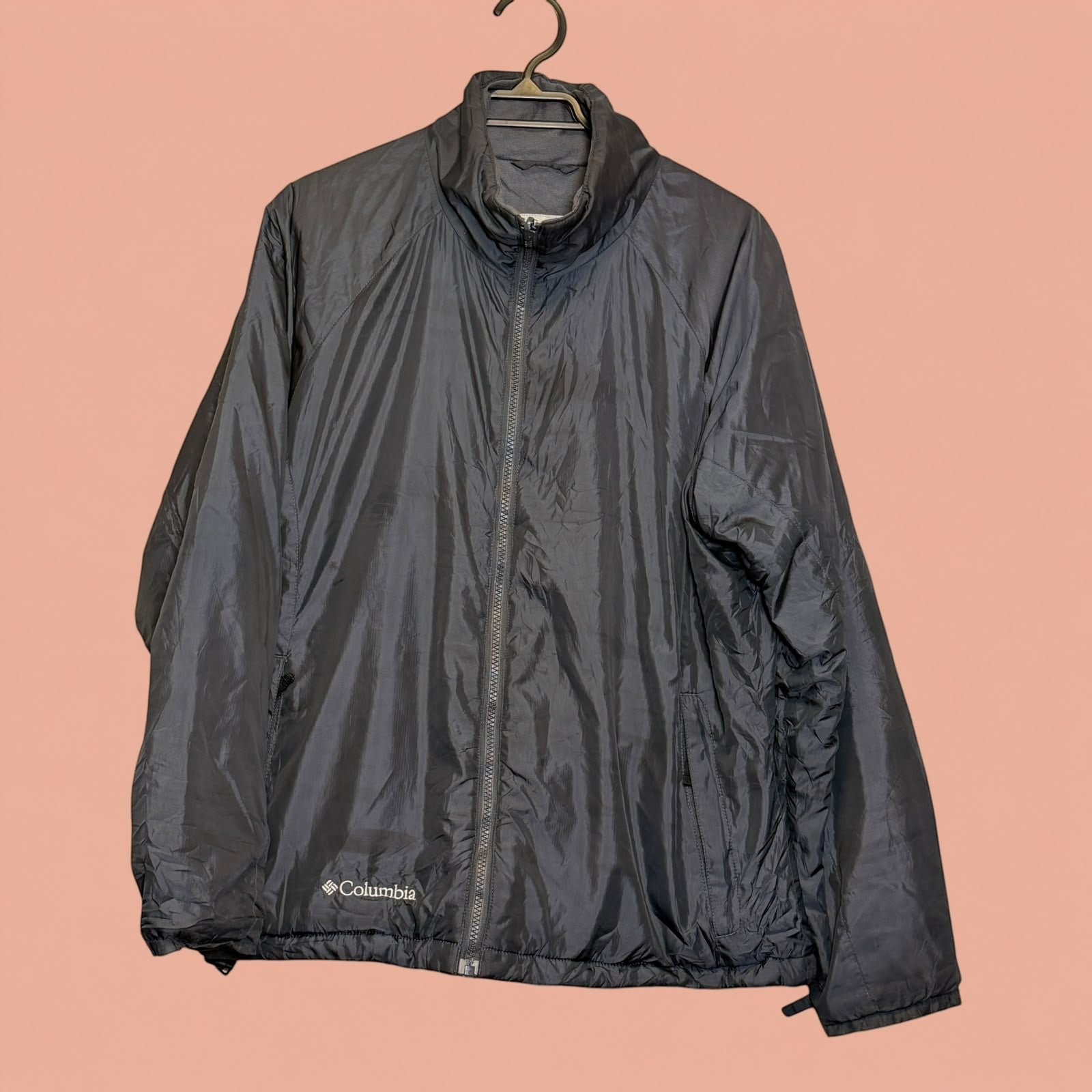 Chaqueta cortavientos negra Columbia de segunda mano de Tuclosetrenovado.cl con cierre frontal y cuello alto