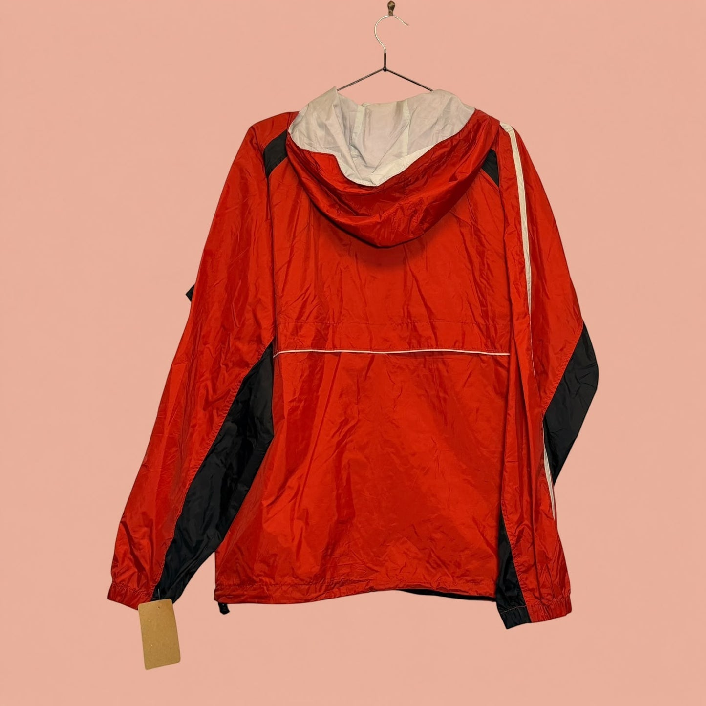 Chaqueta cortavientos roja y negra de Tuclosetrenovado.cl con capucha, estilo deportivo de segunda mano para hombre