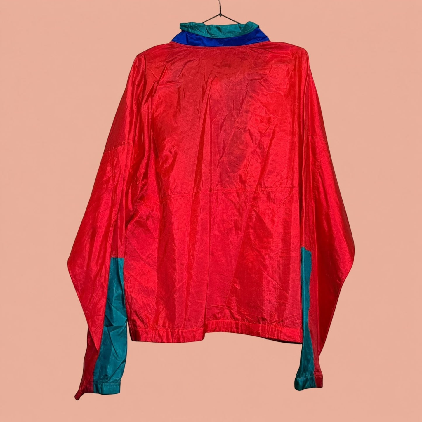 Chaqueta cortavientos vintage Tuclosetrenovado.cl roja con detalles en azul y verde para hombre