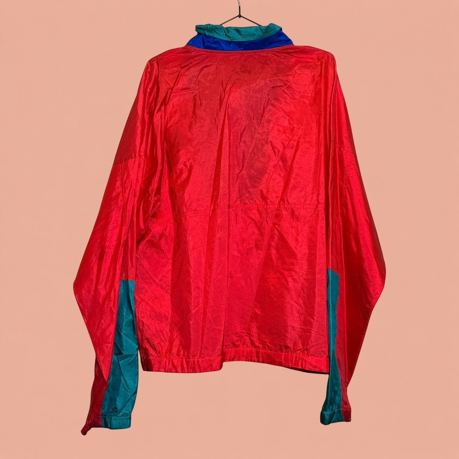 Chaqueta cortavientos vintage Tuclosetrenovado.cl roja con detalles en azul y verde para hombre