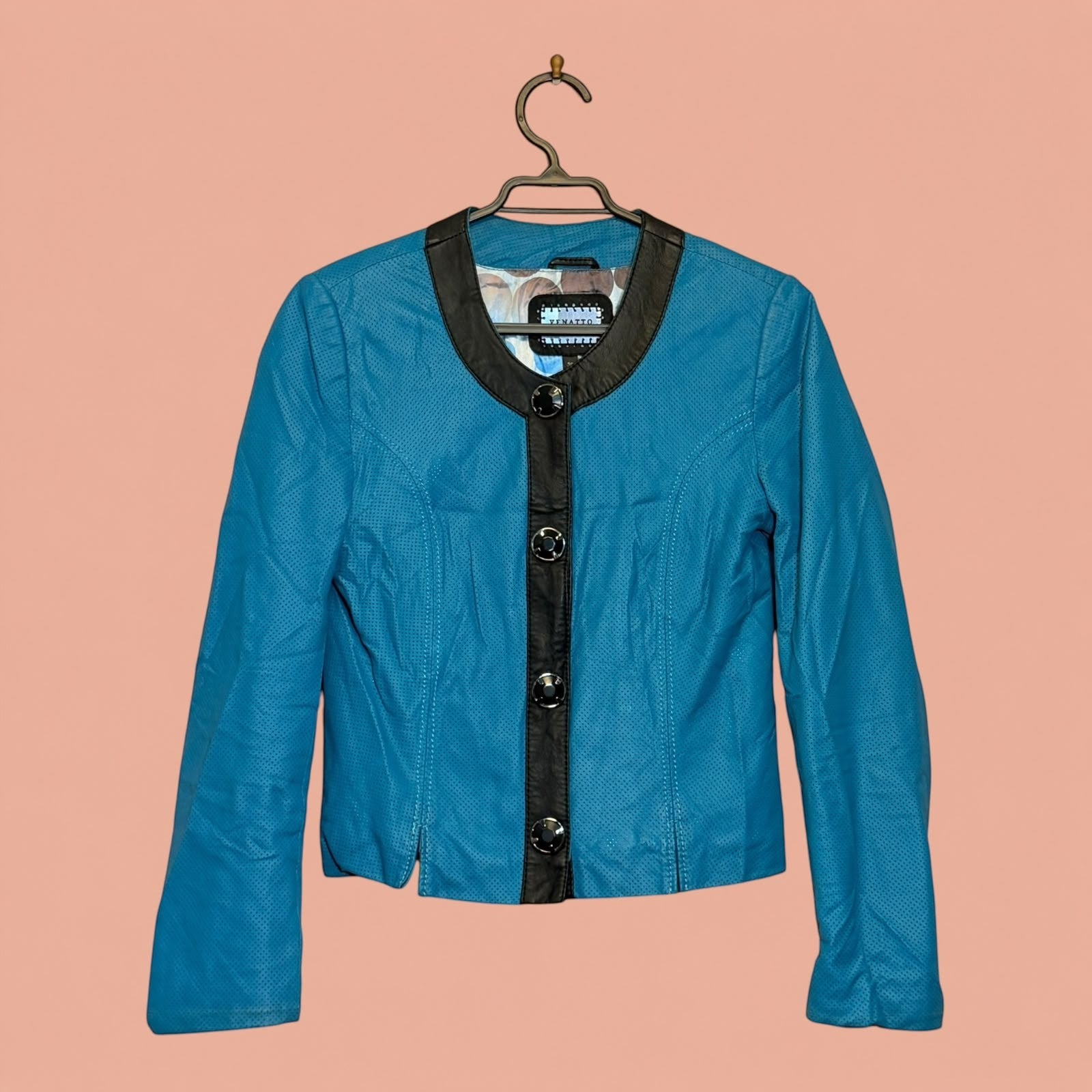 Chaqueta de eco cuero azul con detalles en negro de Tuclosetrenovado.cl, estilo segunda mano con botones frontales.