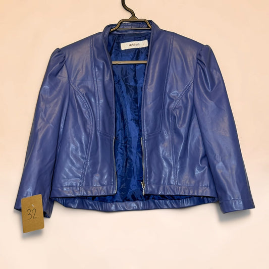 Chaqueta de eco cuero azul de Tuclosetrenovado.cl con cierre frontal y mangas abullonadas, estilo segunda mano.