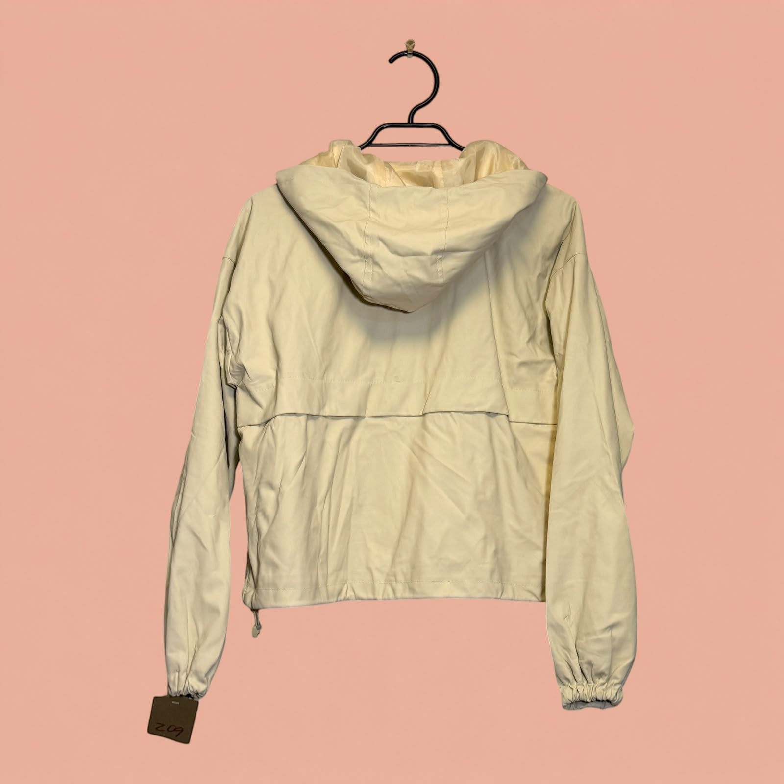 Chaqueta de eco cuero color beige con capucha de Tuclosetrenovado.cl vista trasera