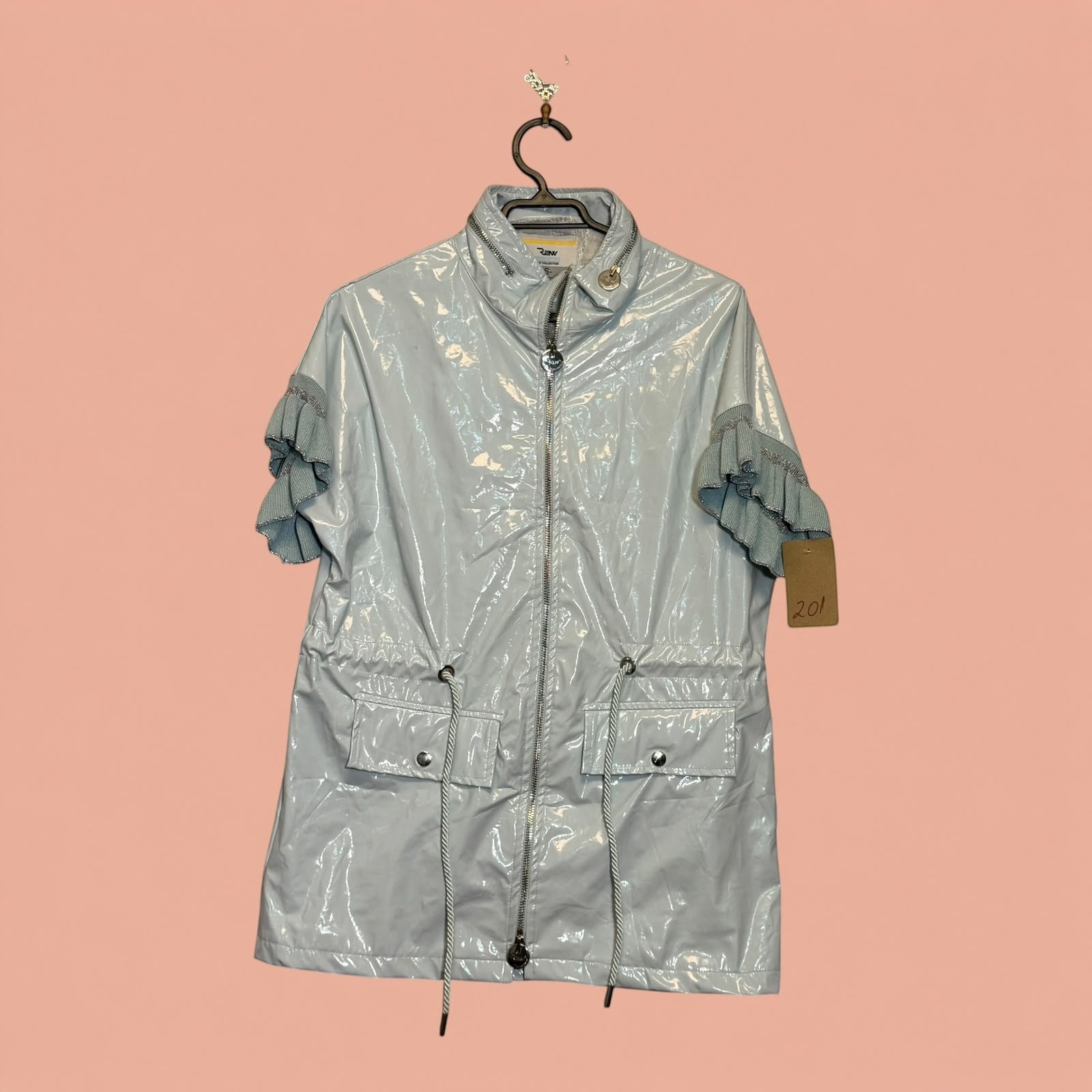 Chaqueta de eco cuero brillante color gris claro con mangas con volantes de Tuclosetrenovado.cl