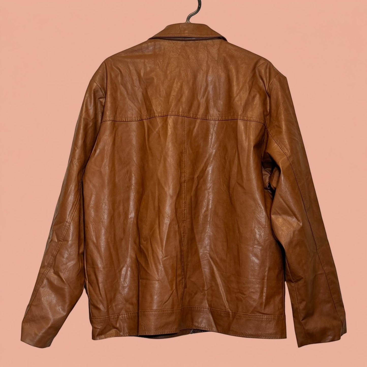 Chaqueta de hombre de eco cuero color café de Tuclosetrenovado.cl, vista trasera con diseño clásico