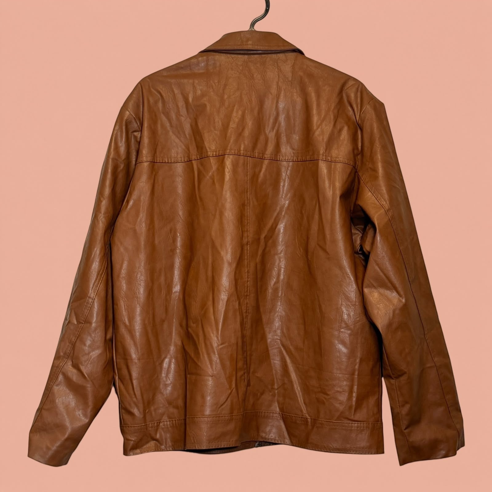 Chaqueta de hombre de eco cuero color café de Tuclosetrenovado.cl, vista trasera con diseño clásico