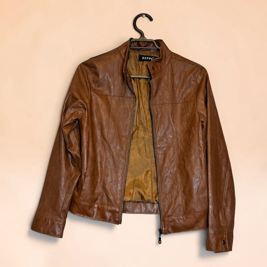 Chaqueta de eco cuero color café de Tuclosetrenovado.cl con cierre frontal y cuello mao, estilo segunda mano.