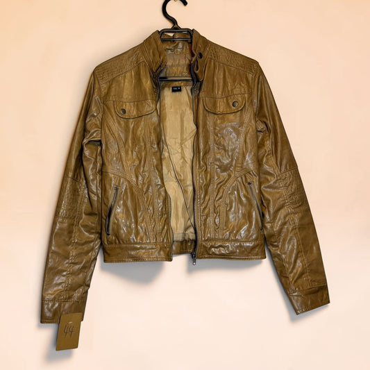 Chaqueta de eco cuero color café de Tuclosetrenovado.cl con cierre frontal, bolsillos y diseño de estilo motero