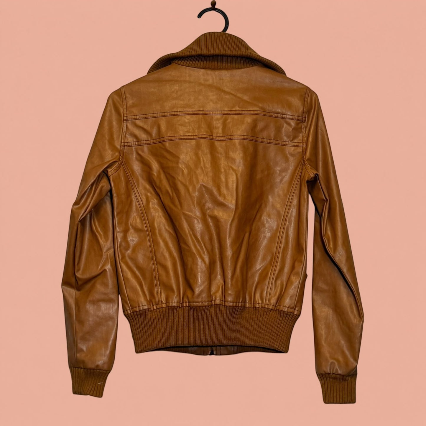 Chaqueta de eco cuero color café de Tuclosetrenovado.cl con cuello y puños acanalados, vista trasera