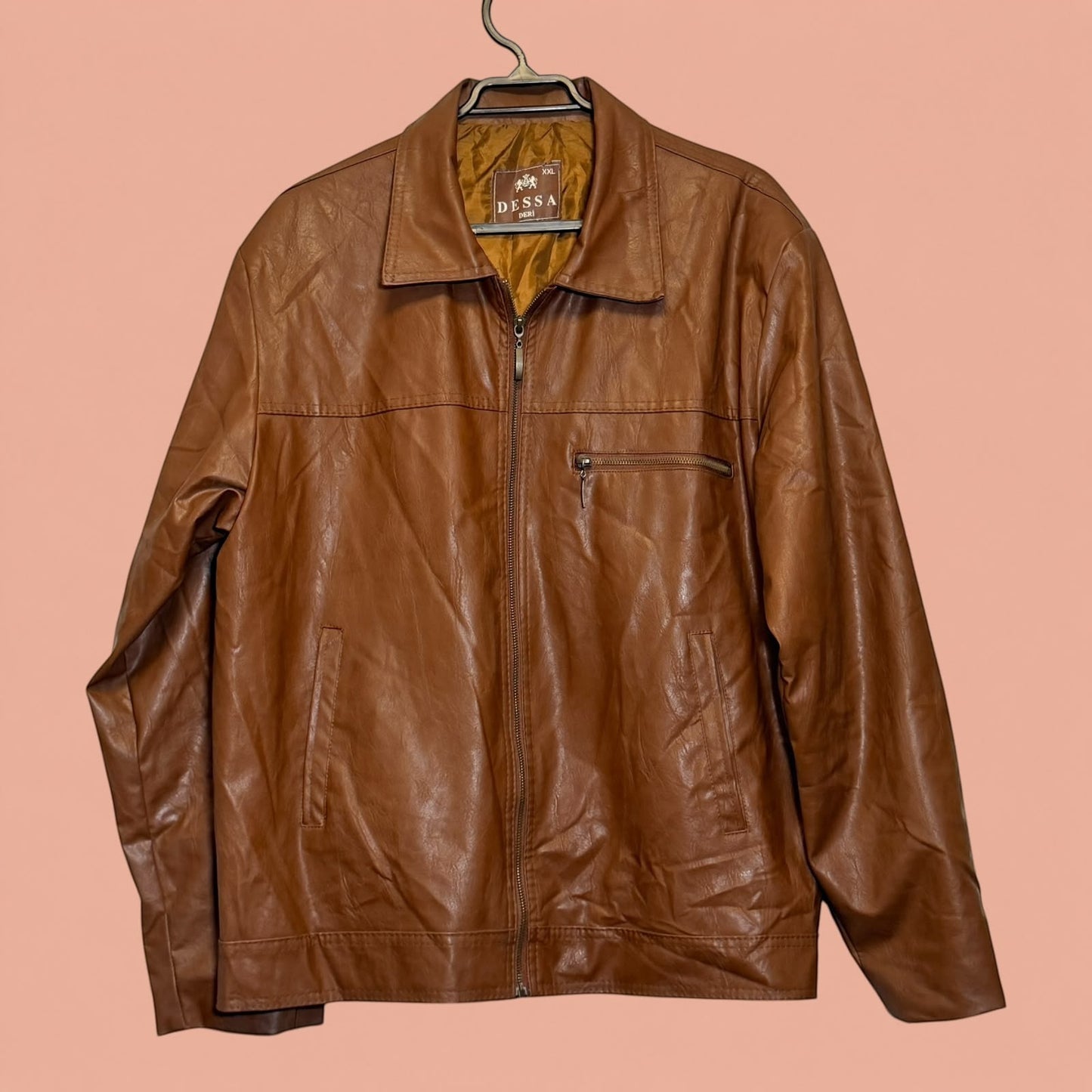 Chaqueta de hombre de eco cuero color café de Tuclosetrenovado.cl con cierre frontal y bolsillo en el pecho
