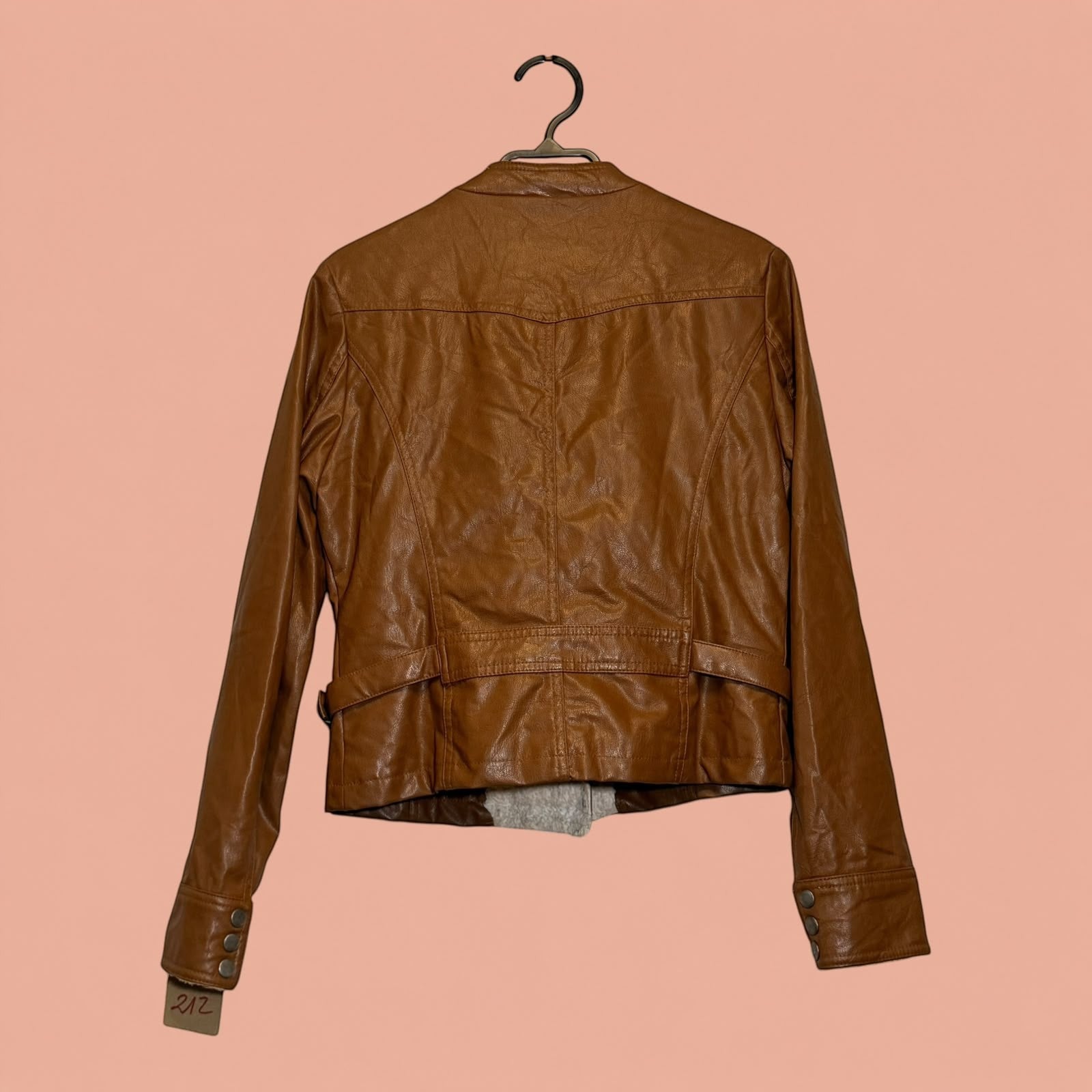 Chaqueta de eco cuero color café de Tuclosetrenovado.cl, vista trasera con detalles de costuras y botones en puños.