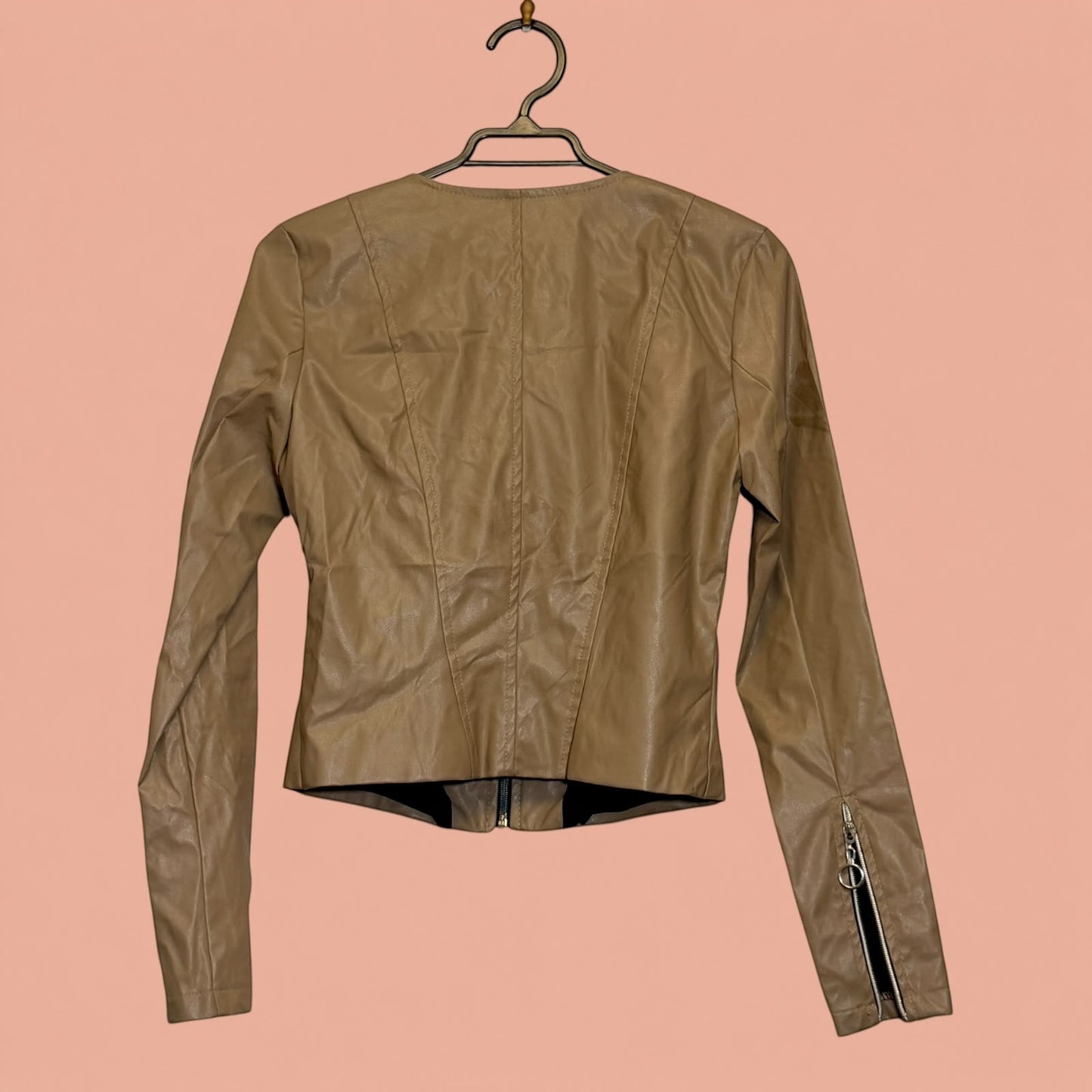 Chaqueta de eco cuero color camel de Tuclosetrenovado.cl con cierre en la manga, vista trasera