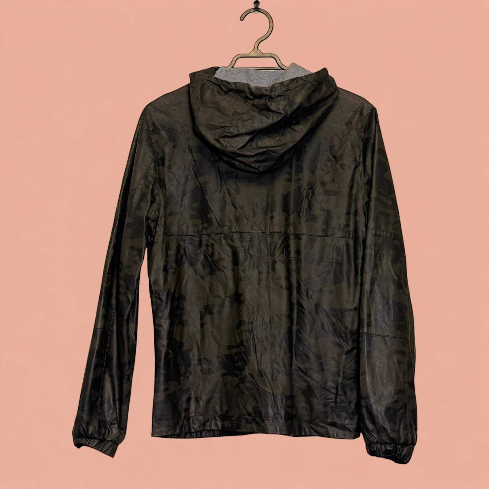 Chaqueta de hombre Tuclosetrenovado.cl de eco cuero con estampado camuflaje oscuro y capucha gris