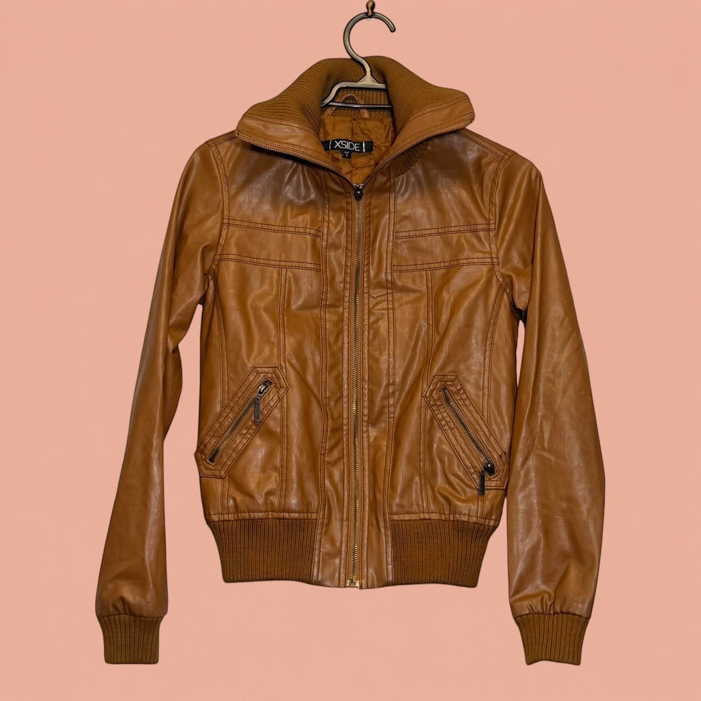 Chaqueta de eco cuero color caramelo de Tuclosetrenovado.cl con cuello alto y puños de tejido acanalado