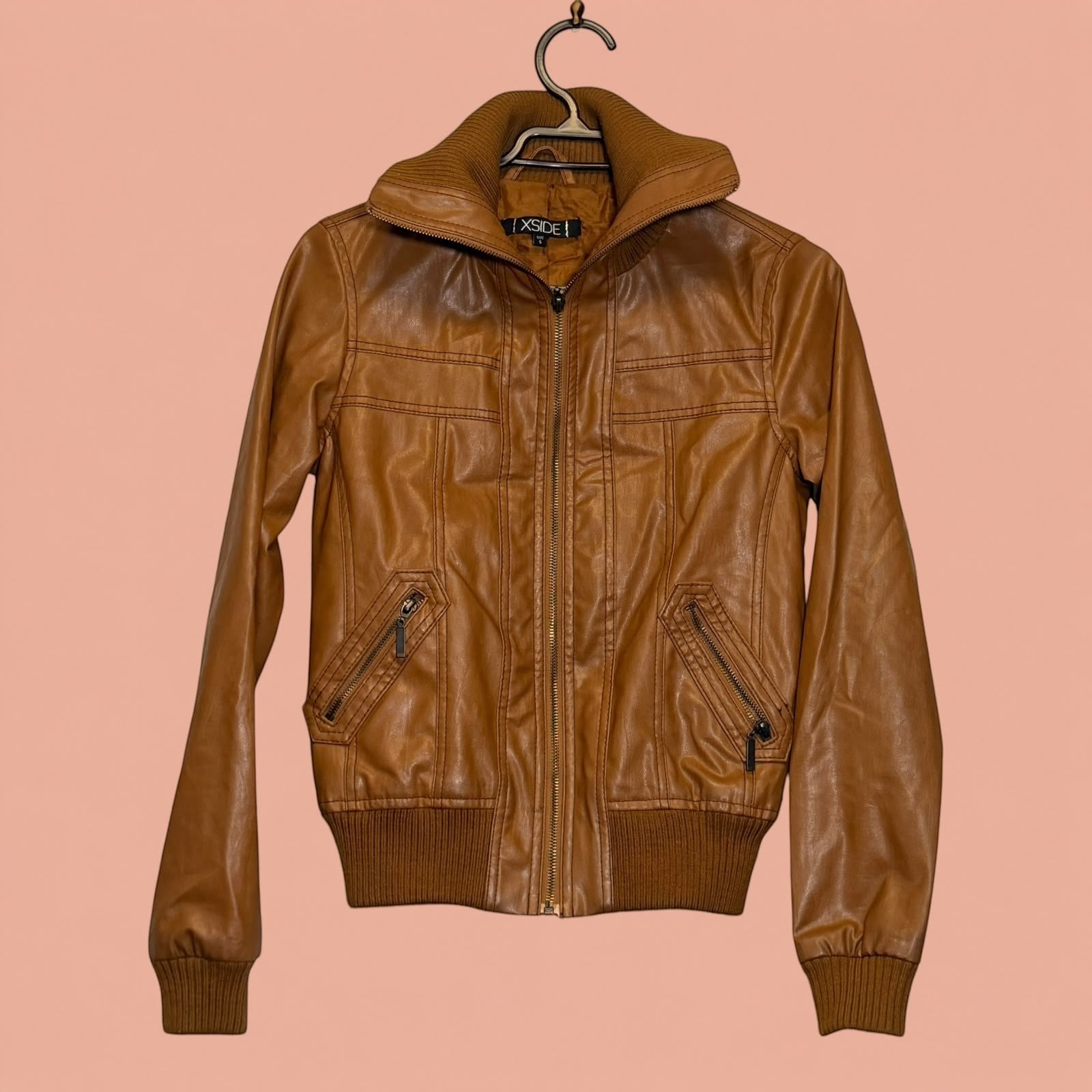 Chaqueta de eco cuero color caramelo de Tuclosetrenovado.cl con cuello alto y puños de tejido acanalado