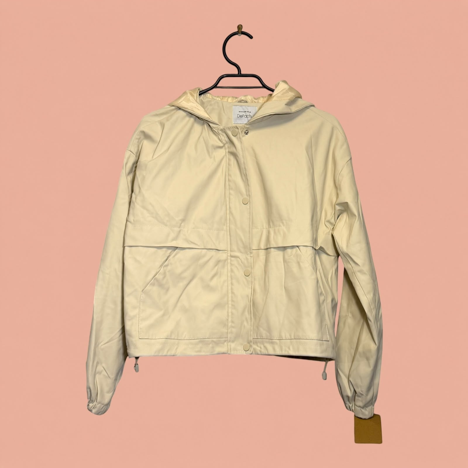 Chaqueta corta de eco cuero color crema con capucha y cierre de botones de Tuclosetrenovado.cl
