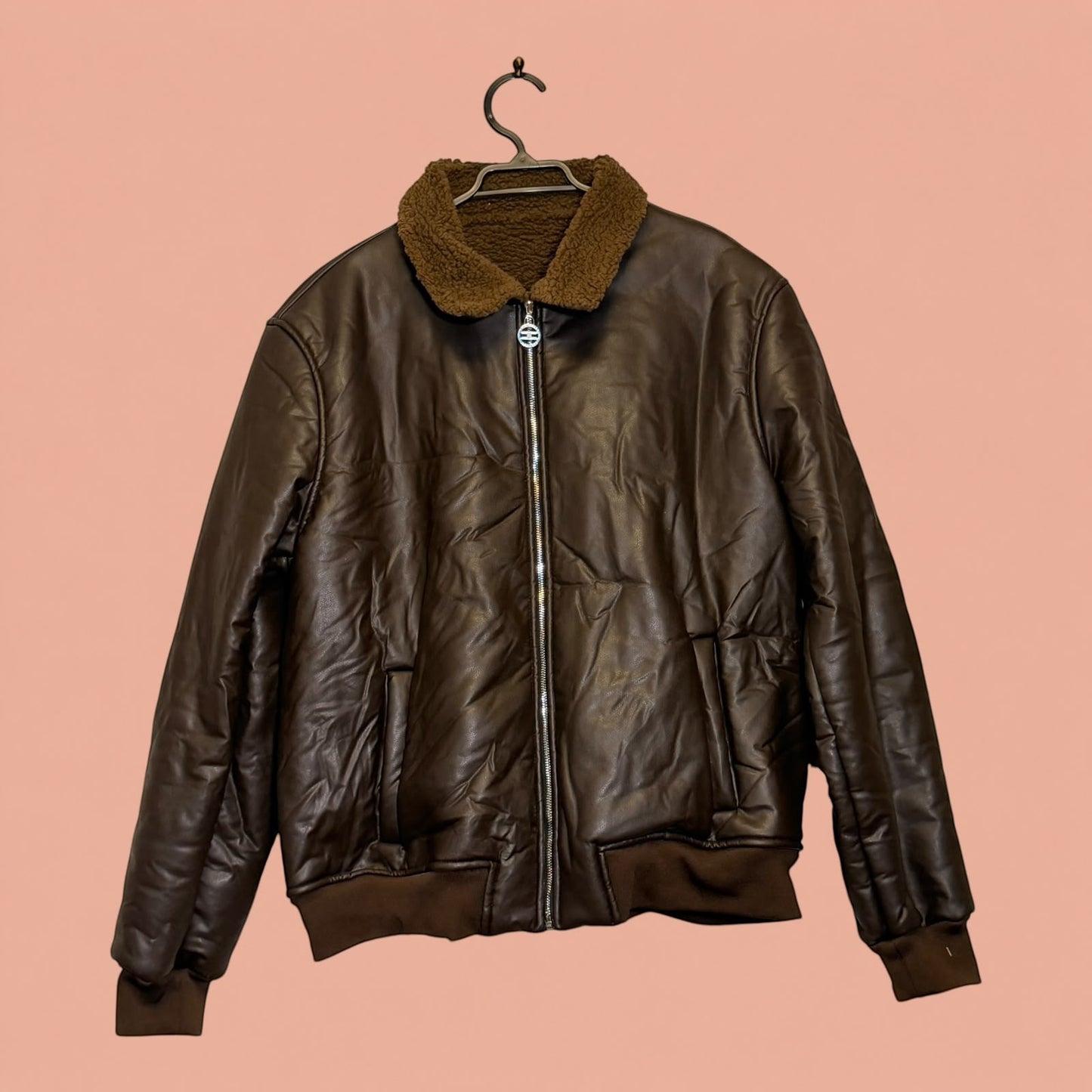 Chaqueta de hombre Tuclosetrenovado.cl de eco cuero marrón con cuello de borreguito y cierre frontal