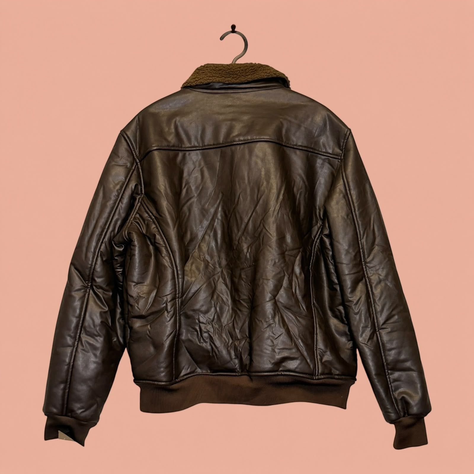 Chaqueta de hombre Tuclosetrenovado.cl de eco cuero marrón con cuello de borreguillo, vista trasera