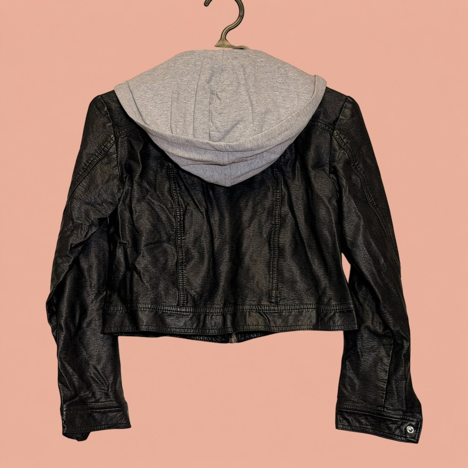 Chaqueta de eco cuero negra con capucha gris de Tuclosetrenovado.cl, vista trasera de prenda de segunda mano