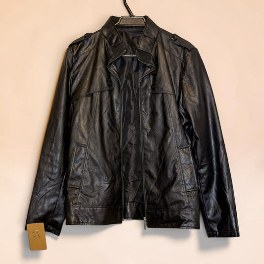 Chaqueta de eco cuero negra de segunda mano de Tuclosetrenovado.cl con cierre frontal y detalles en los hombros