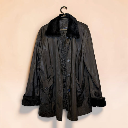 Chaqueta de eco cuero negra de segunda mano de Tuclosetrenovado.cl con cuello y puños de piel sintética