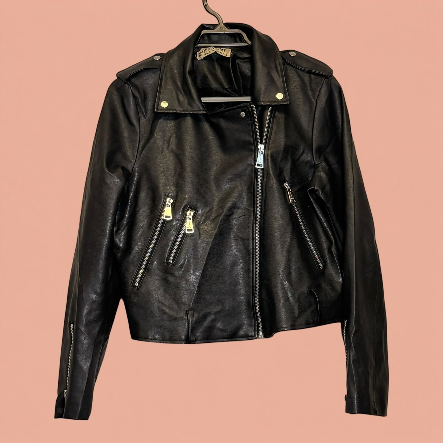 Chaqueta de eco cuero negra estilo biker con cremalleras metálicas de Tuclosetrenovado.cl