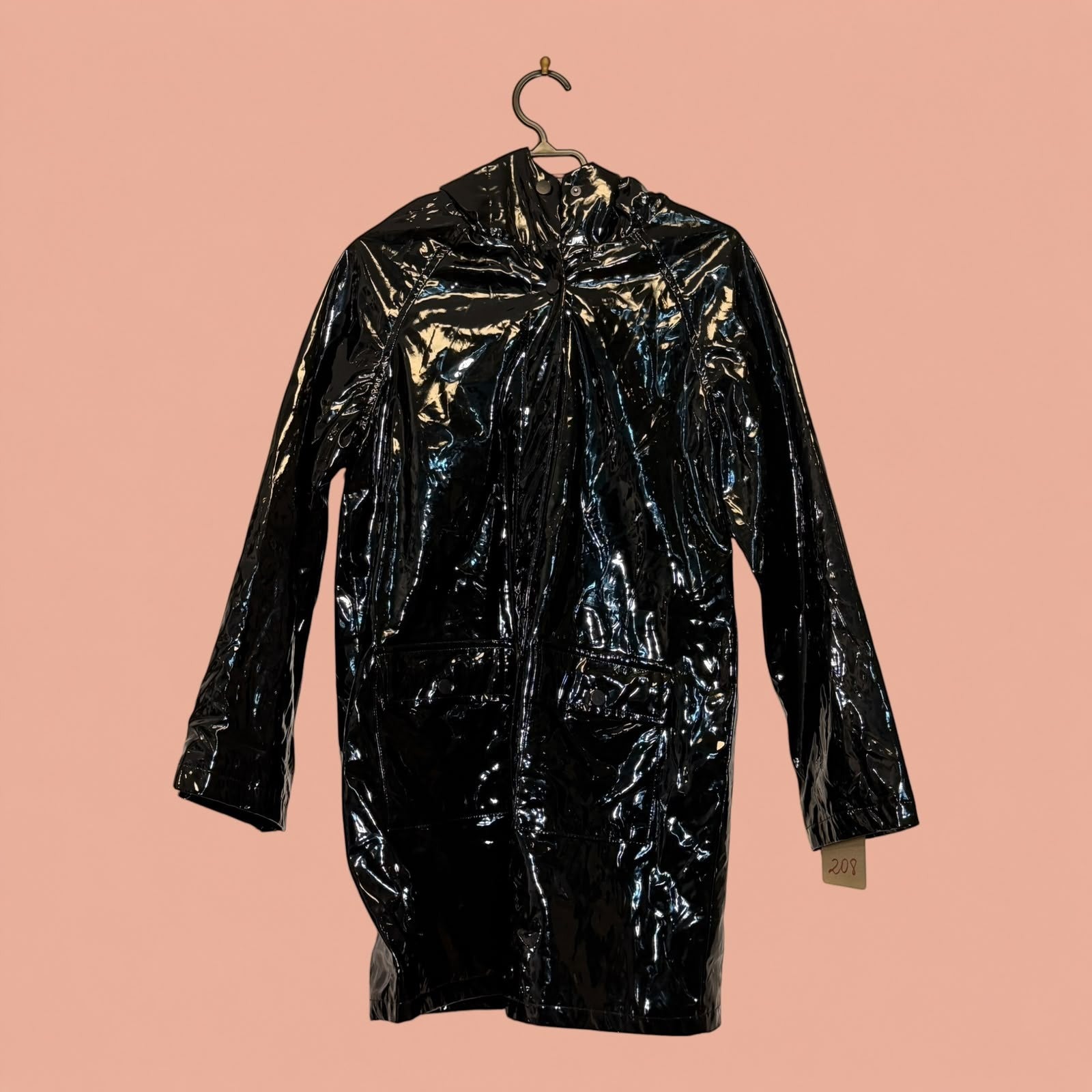 Chaqueta impermeable negra de eco cuero brillante con capucha, de la marca Tuclosetrenovado.cl