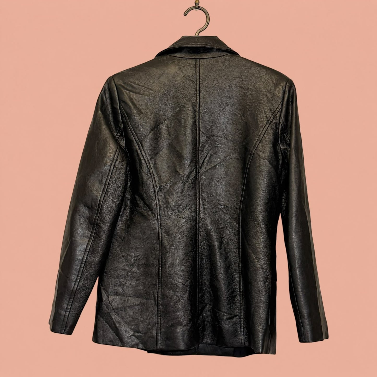 Chaqueta de eco cuero negra de segunda mano de Tuclosetrenovado.cl vista desde la parte trasera