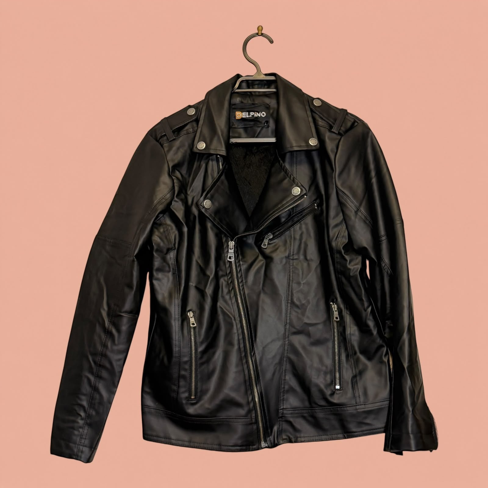 Chaqueta de eco cuero negra estilo biker de Tuclosetrenovado.cl con cremalleras metálicas y solapas
