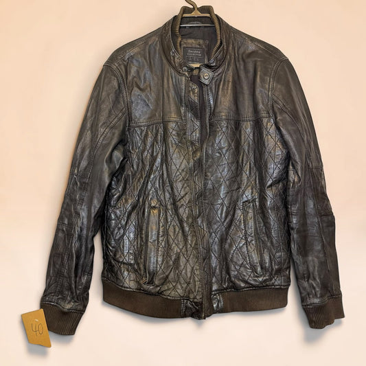 Chaqueta de eco cuero negra con diseño acolchado y cierre frontal de Tuclosetrenovado.cl