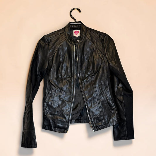 Chaqueta de eco cuero negra de segunda mano de Tuclosetrenovado.cl con cierre frontal y detalles acolchados