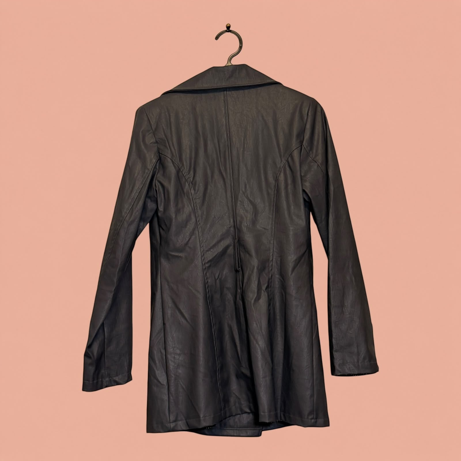 Chaqueta de eco cuero negra de segunda mano de Tuclosetrenovado.cl vista desde la parte trasera