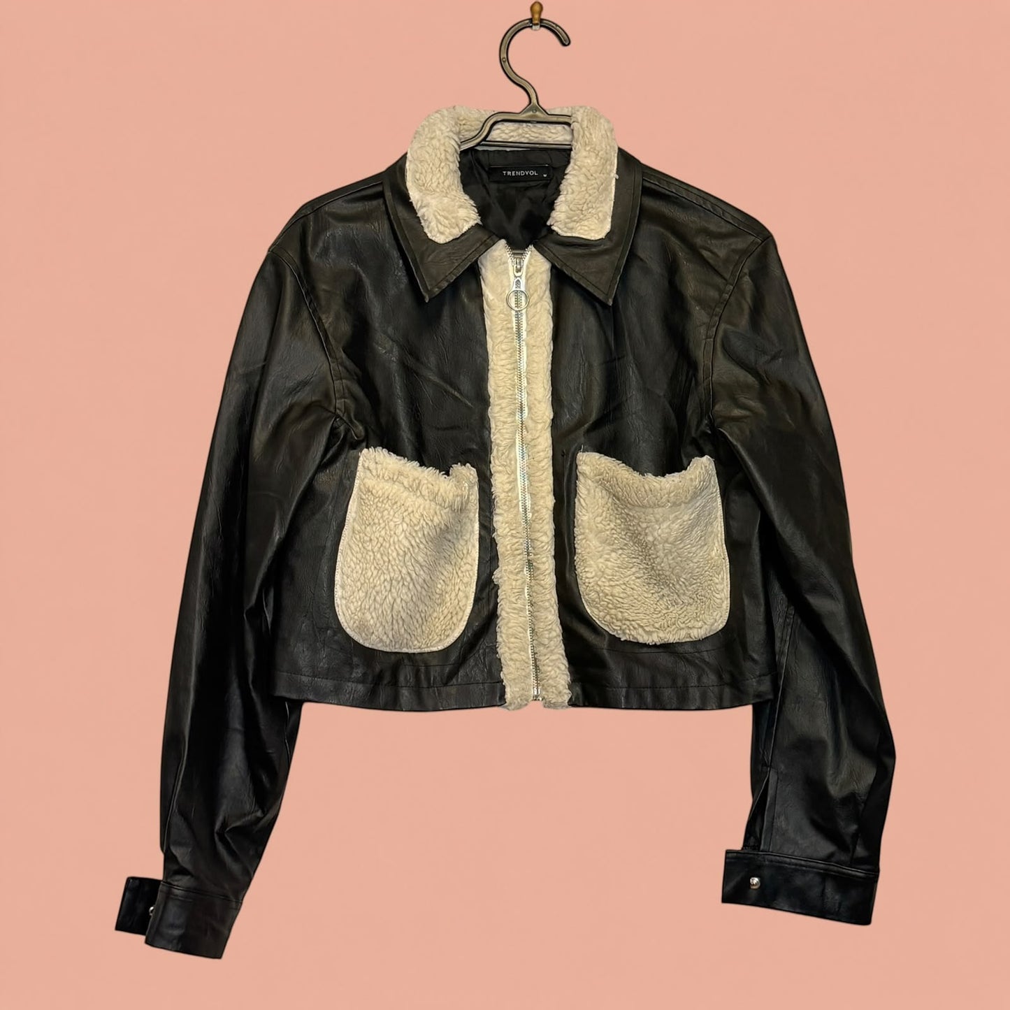 Chaqueta de eco cuero negra con forro y bolsillos de chiporro crema de Tuclosetrenovado.cl, estilo vintage segunda mano