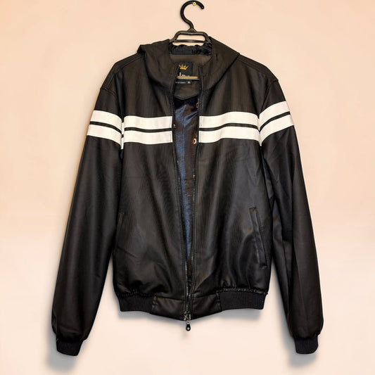 Chaqueta de eco cuero negra con capucha y franjas blancas horizontales de Tuclosetrenovado.cl