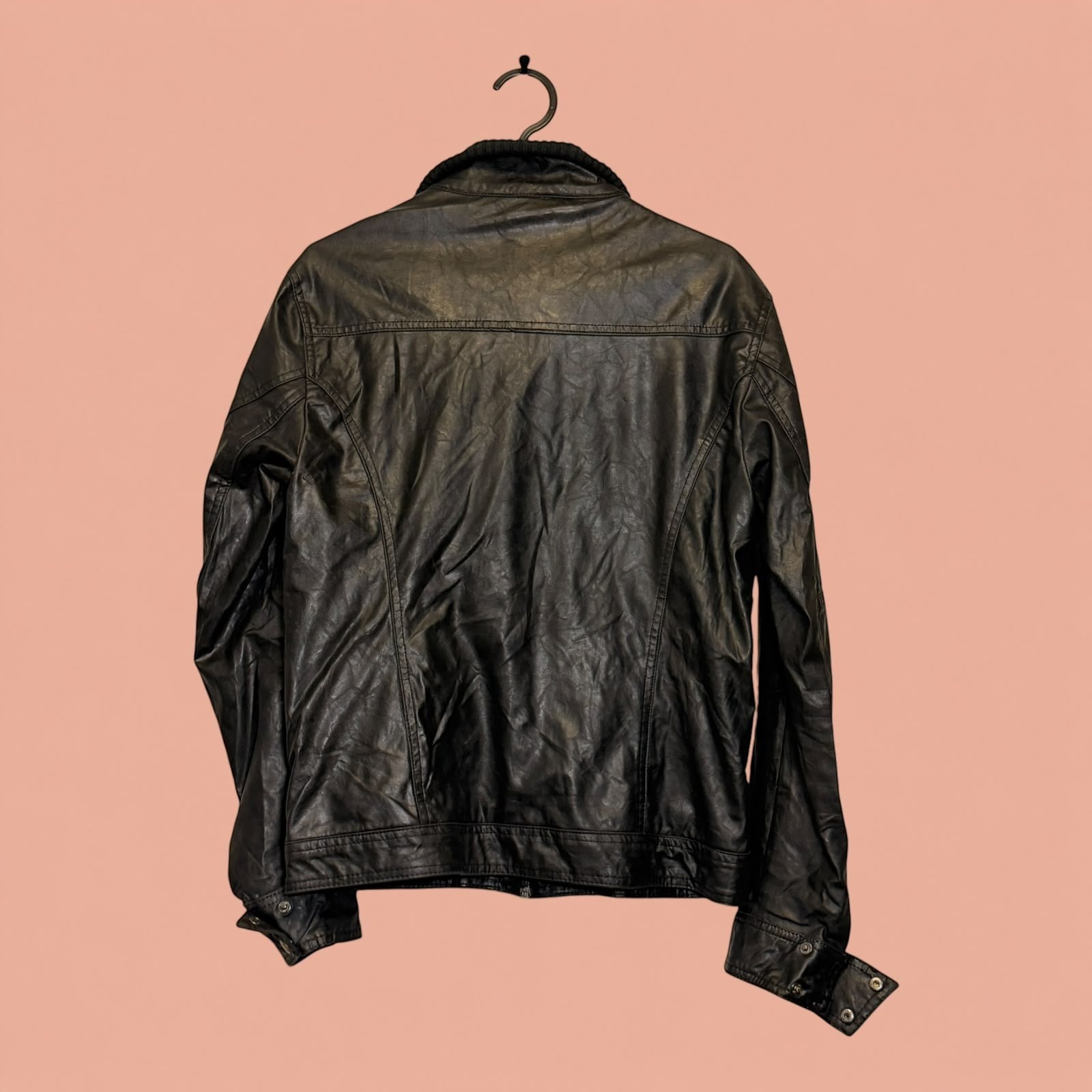 Chaqueta de hombre de eco cuero negro de segunda mano de Tuclosetrenovado.cl vista desde la parte posterior
