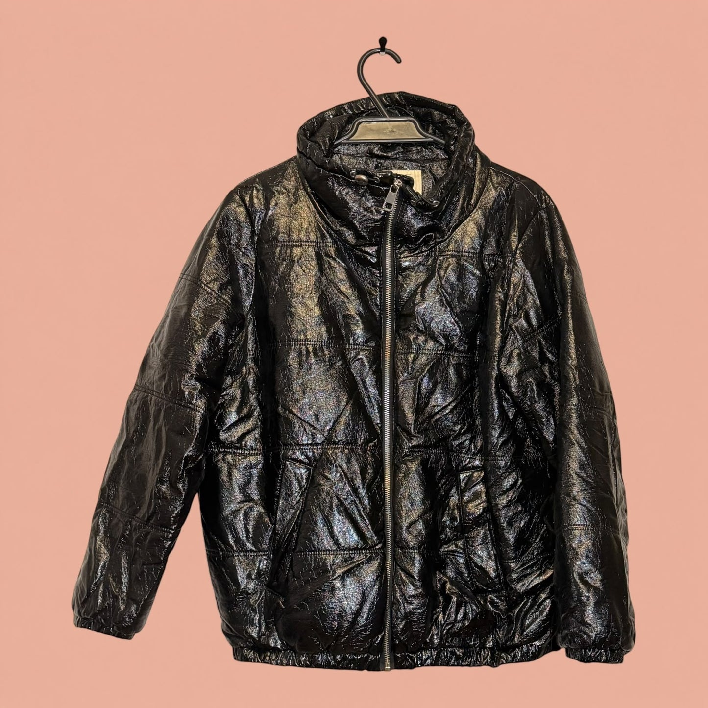 Chaqueta acolchada de eco cuero negro con cierre frontal de Tuclosetrenovado.cl, estilo casual de segunda mano.