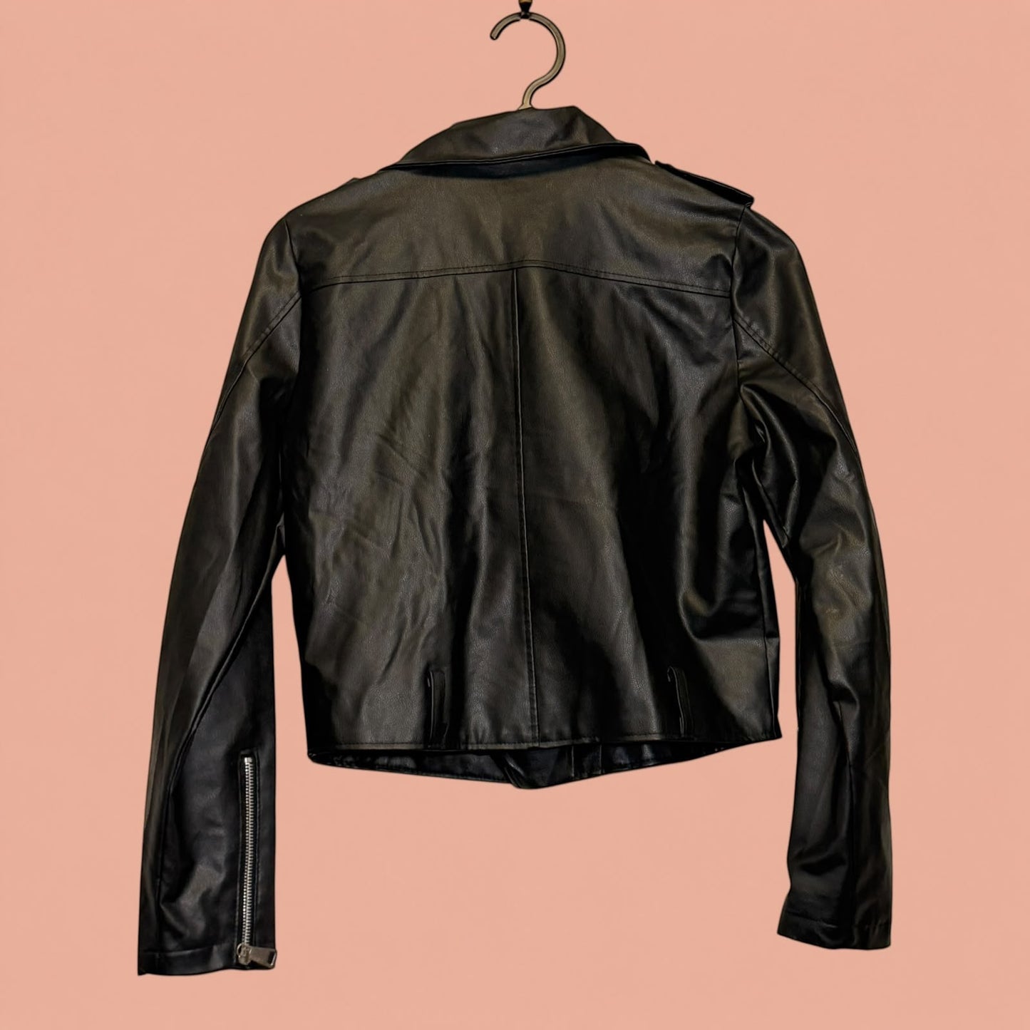 Chaqueta de eco cuero negra de segunda mano de Tuclosetrenovado.cl vista desde la parte posterior
