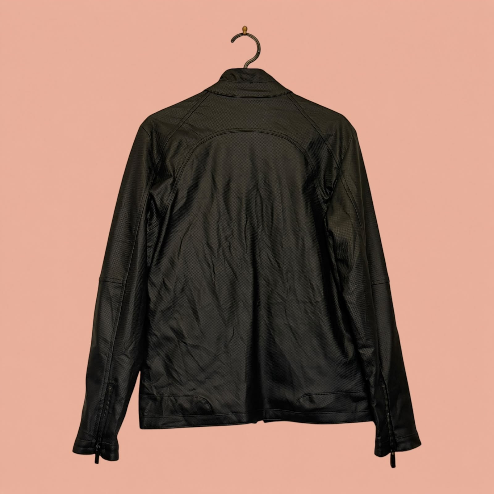 Chaqueta de hombre de eco cuero negro de Tuclosetrenovado.cl, vista trasera con cremalleras en los puños