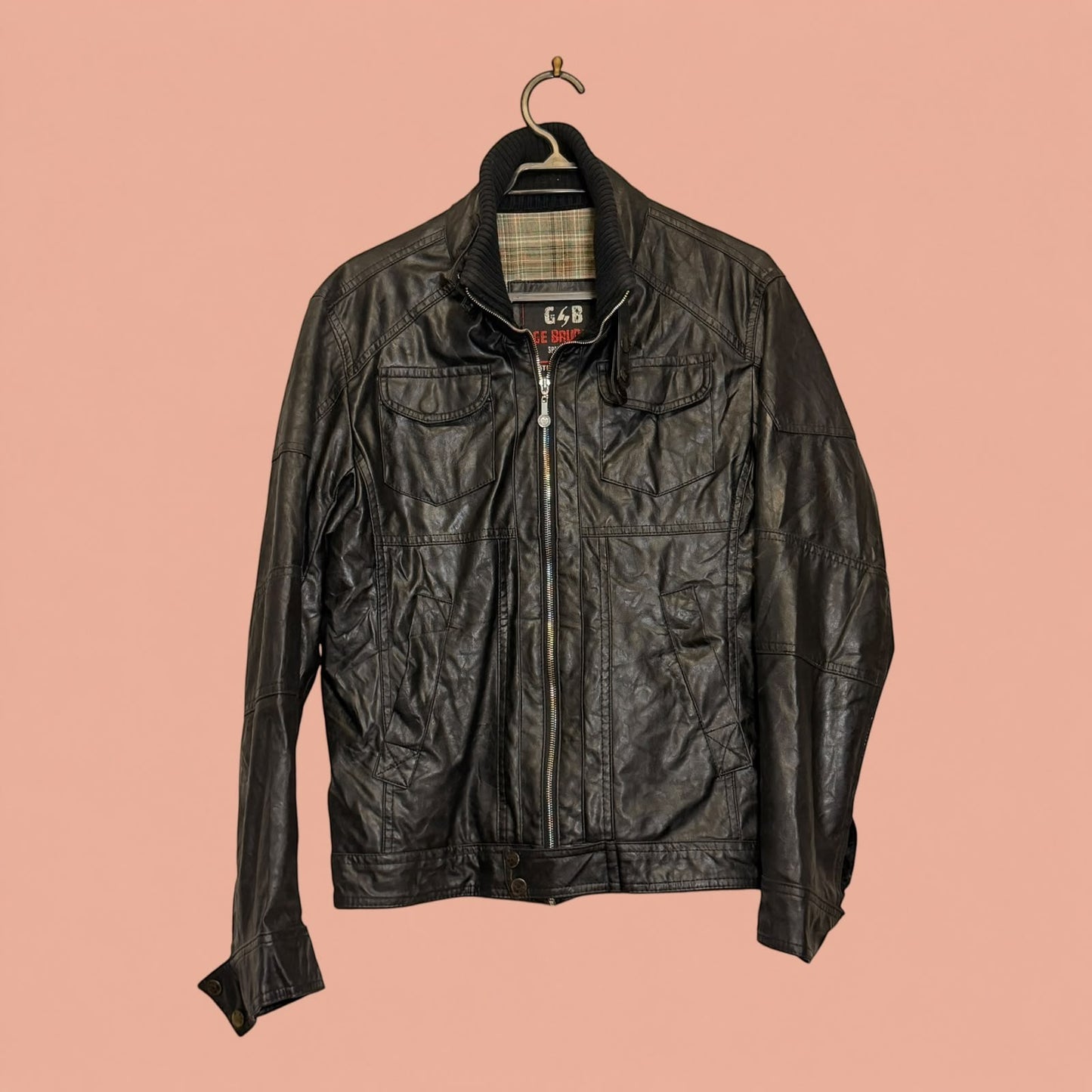 Chaqueta de hombre de eco cuero negro con cierre frontal y bolsillos de Tuclosetrenovado.cl