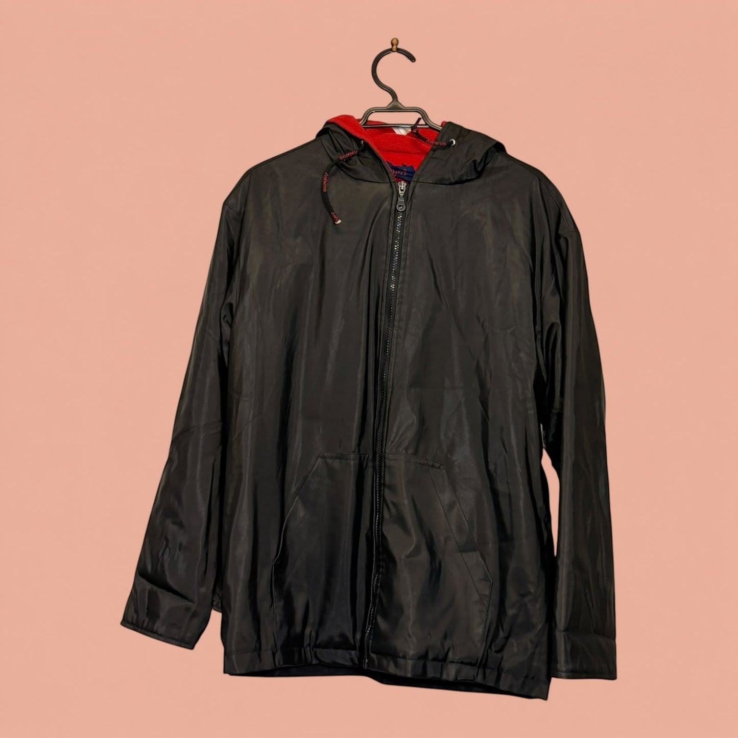 Chaqueta de eco cuero negra con capucha y forro interior rojo de Tuclosetrenovado.cl, estilo casual con cremallera.
