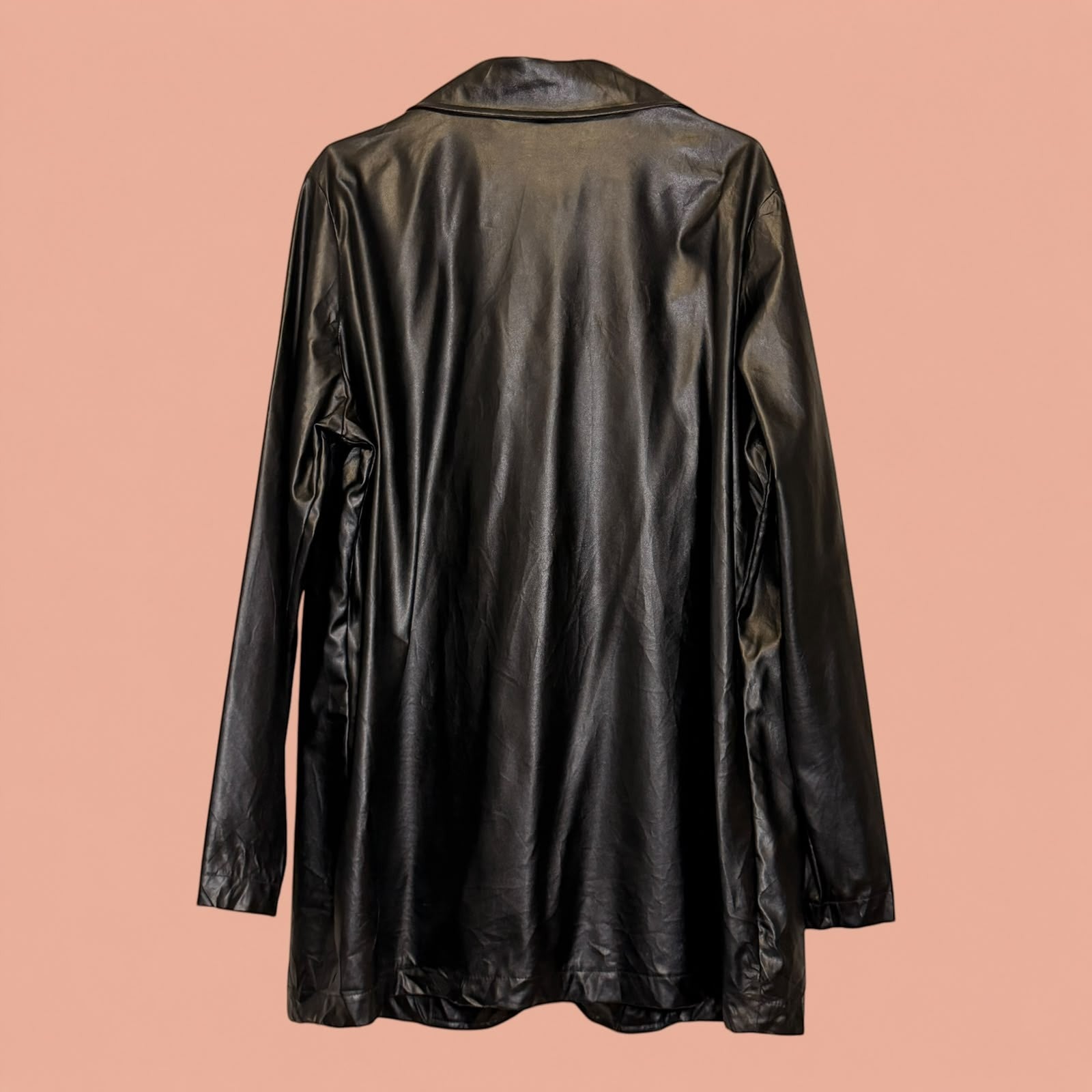 Chaqueta de eco cuero negra de segunda mano de Tuclosetrenovado.cl con solapas clásicas vista trasera
