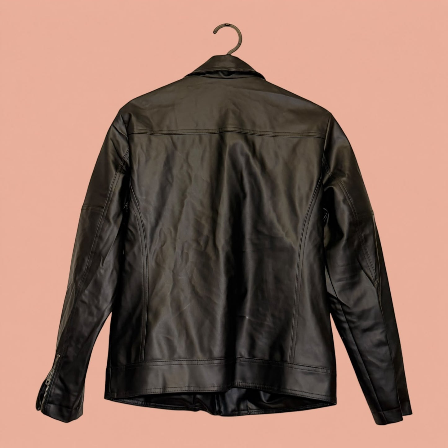 Chaqueta de eco cuero negra de segunda mano de Tuclosetrenovado.cl vista desde la espalda