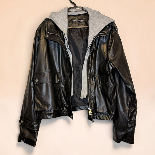Chaqueta de eco cuero negra con capucha gris desmontable de Tuclosetrenovado.cl, estilo casual de segunda mano.