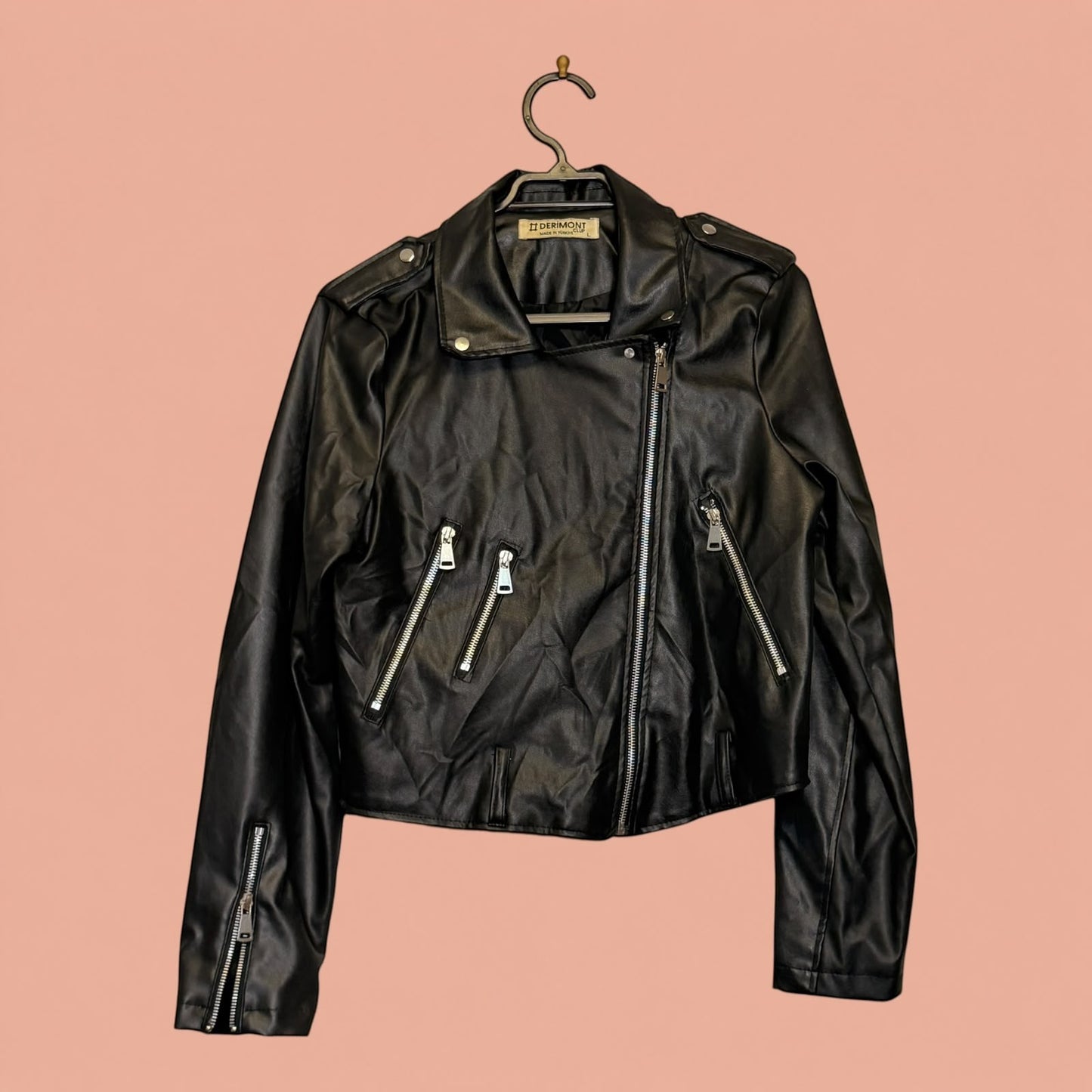 Chaqueta de eco cuero negra con cremalleras metálicas de Tuclosetrenovado.cl